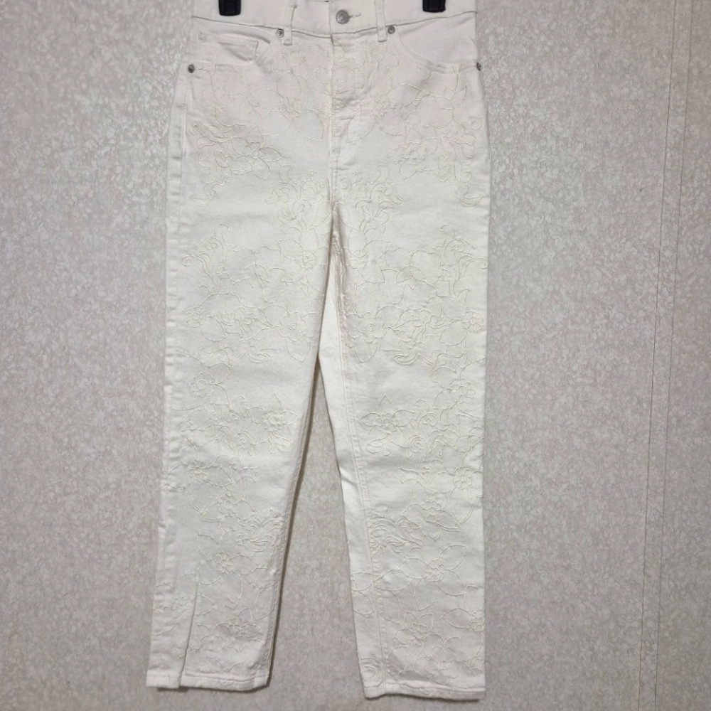 EXPRESS...WHITE EMBROIDERED MOM JEAN .SIZE:6